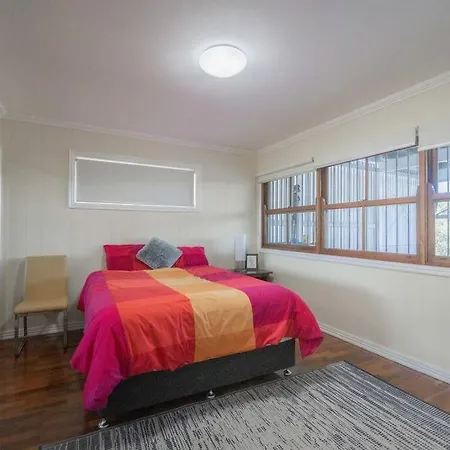 West End Luxury 5b3b W Parking And Pod Music System M9 Holiday home *