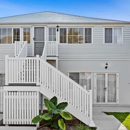 Holiday home Idyllic 4-bedroom With A Spacious Backyard *