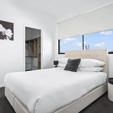 Contemporary 3-bed With Private Balcony