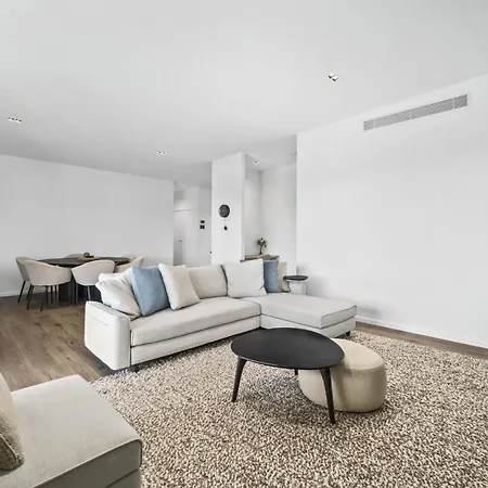 Apartment Contemporary 3-bed With Private Balcony