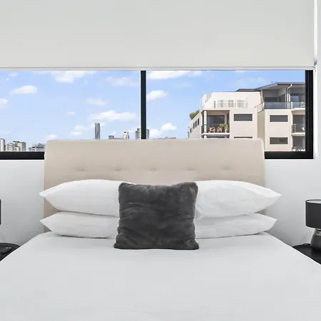 Contemporary 3-bed With Private Balcony *