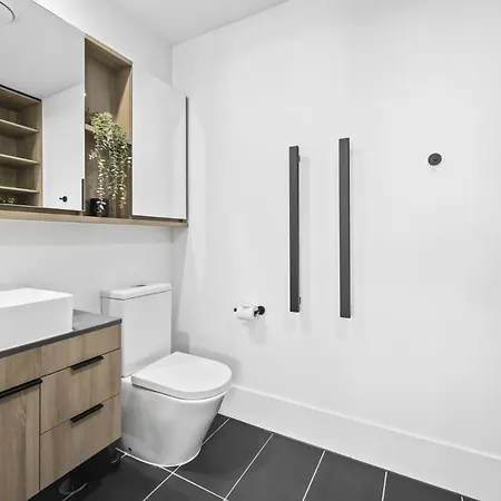 Contemporary 3-bed With Private Balcony * Brisbane
