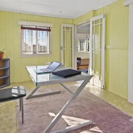 Holiday home Spacious Close To Cbd And Airport