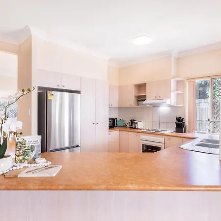 Peaceful Suburban Family Easy Access To Holiday home
