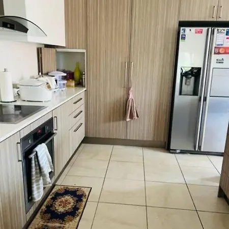 Away From In Sinnamon Park, Queensland Holiday home *