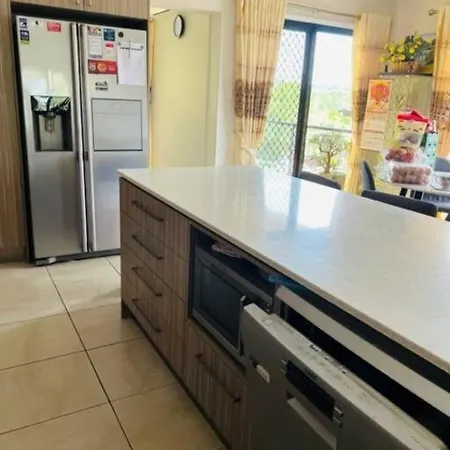 Away From In Sinnamon Park, Queensland Holiday home *