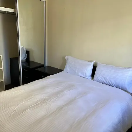Sharing With Owner Furnished With Own Bathroom And Wifi Homestay *