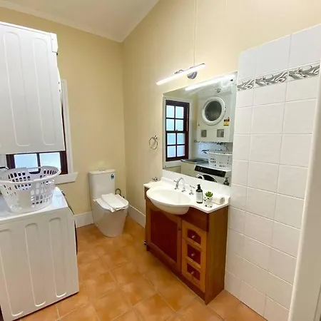 Holiday home New! Modern 10mins To Cbd 3 Beds + Parking *