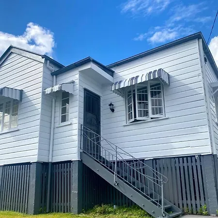 Holiday home New! Modern 10mins To Cbd 3 Beds + Parking Brisbane