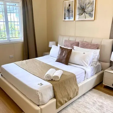 Holiday home New! Modern 10mins To Cbd 3 Beds + Parking *