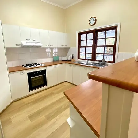 Holiday home New! Modern 10mins To Cbd 3 Beds + Parking Brisbane