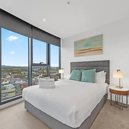 Stunning View W Infinity Pool, Gym & Balcony Apartment