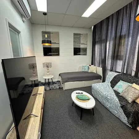 Stylish Luxury Executive Close To Everything !