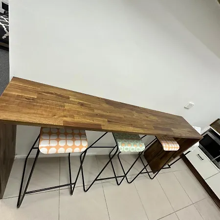 Apartment Stylish Luxury Executive Close To Everything ! *
