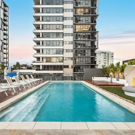 Spacious 3br Near Stadium W Views, Pool & Car Park *