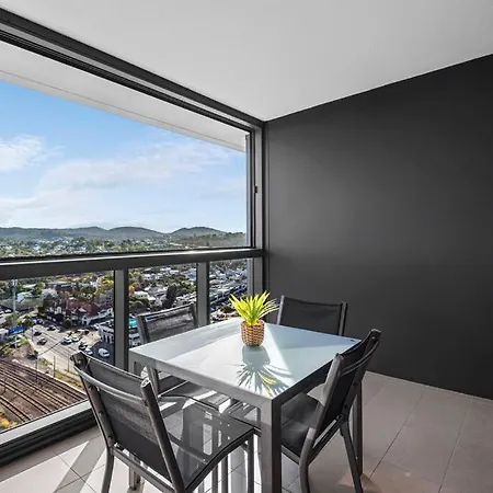 Apartment Spacious 3br Near Stadium W Views, Pool & Car Park
