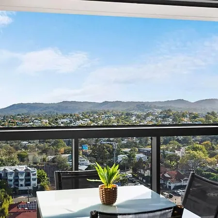 Spacious 3br Near Stadium W Views, Pool & Car Park Apartment