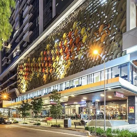 Spacious 3br Near Stadium W Views, Pool & Car Park Apartment Brisbane