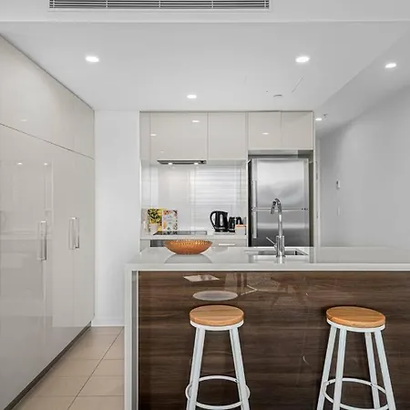 Spacious 3br Near Stadium W Views, Pool & Car Park * Brisbane