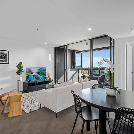 Spacious 3br Near Stadium W Views, Pool & Car Park Apartment