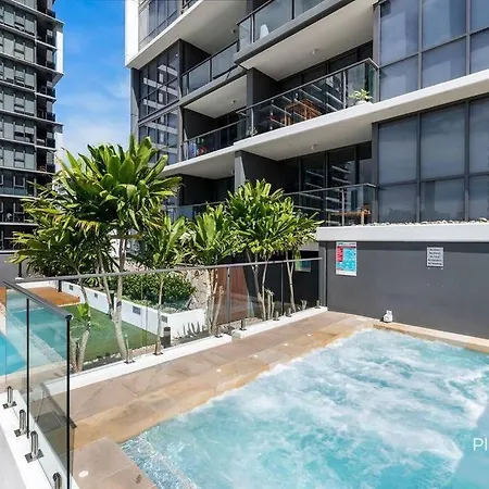 Spacious 3br Near Stadium W Views, Pool & Car Park Apartment Brisbane