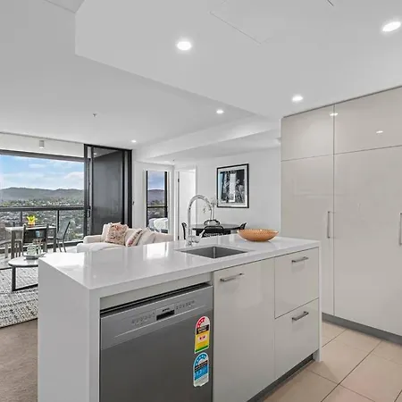 Spacious 3br Near Stadium W Views, Pool & Car Park *