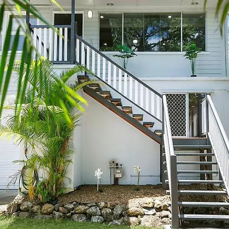 'the Palms' A Classic Queensland Retreat Holiday home