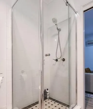 Apartment Modern 1 Bed 1 Bath Tiny House Oasis With Parking Brisbane