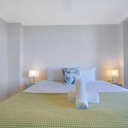 'riverside Terrace' Inner-city Retro-chic With Pool