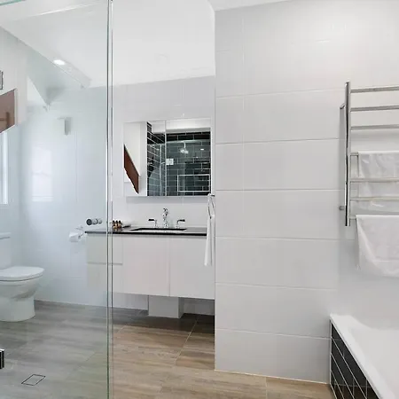 Holiday home 'carininya' Indoor-outdoor Charm In Buzzing Locale Brisbane