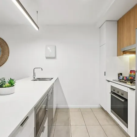 Inner-city 2-bed With Parking & Rooftop Jacuzzi Brisbane