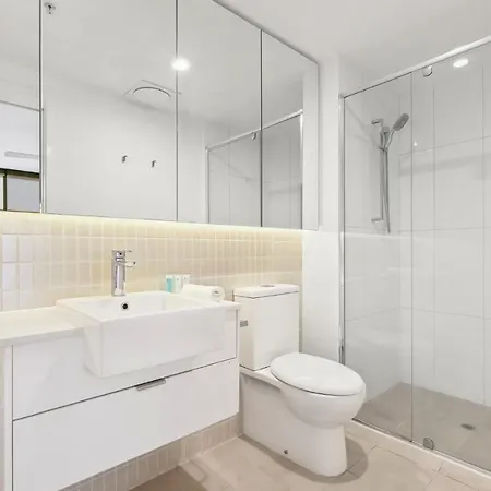 Inner-city 2-bed With Parking & Rooftop Jacuzzi Apartment