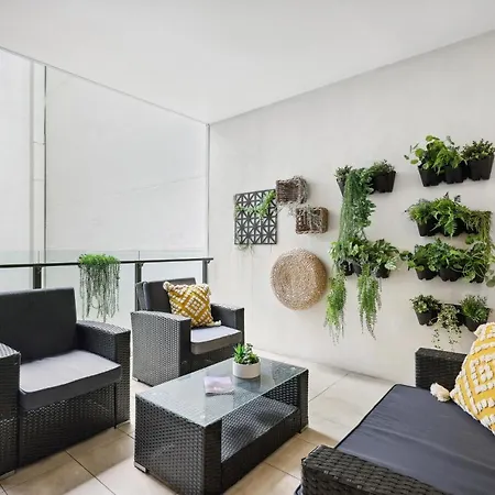 Inner-city 2-bed With Parking & Rooftop Jacuzzi *