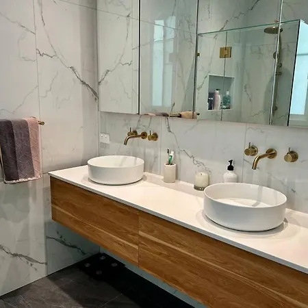 4br Family House, Pool. West End Holiday home *