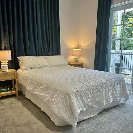 Holiday home 4br Family House, Pool. West End Brisbane