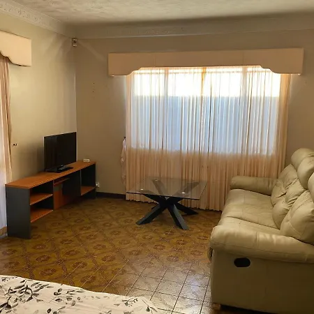 Aspley Bedroom & Share Bathroom With Other Guests