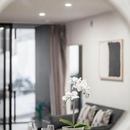 Urban Elegance 2b2b W Parking, Pool South Apartment Brisbane