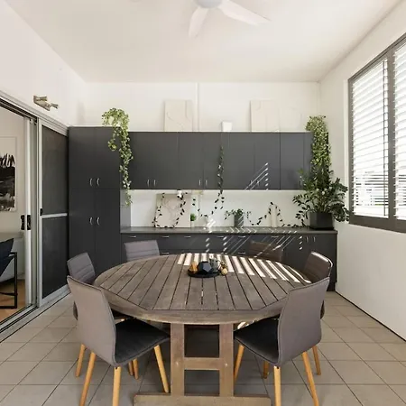 'the Cordelia' Sweeping South Style Apartment *