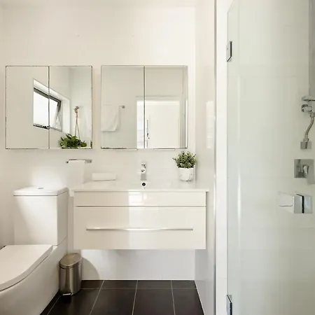 'the Cordelia' Sweeping South Style Apartment Brisbane
