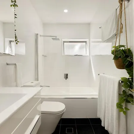 'the Cordelia' Sweeping South Style Apartment *