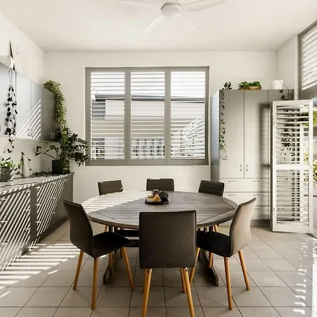 Apartment 'the Cordelia' Sweeping South Style *