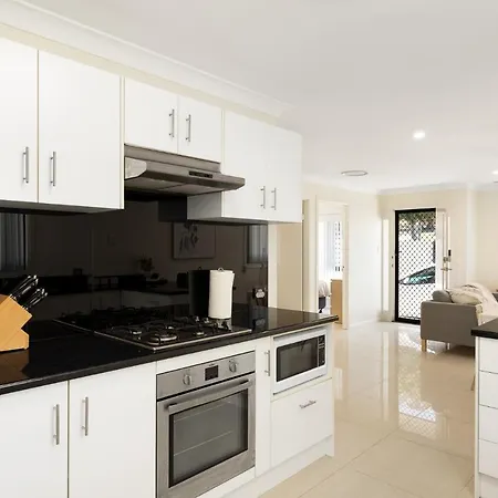 Apartment Getaway! Popcorn, Netflix And Speaker, Restaurants!