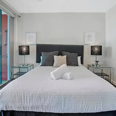 Stunning Sub-penthouse & Breathtaking River Views Apartment