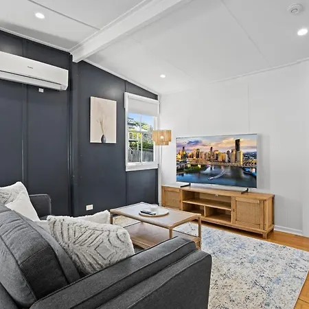 Holiday home Charming 2-bed Near Local Shops