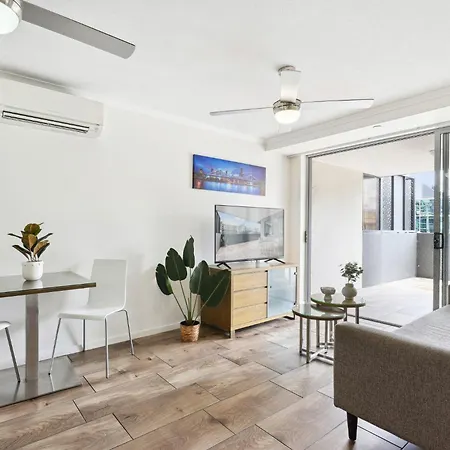 Bright Inner-city 1-bed With Spacious Balcony Apartment *