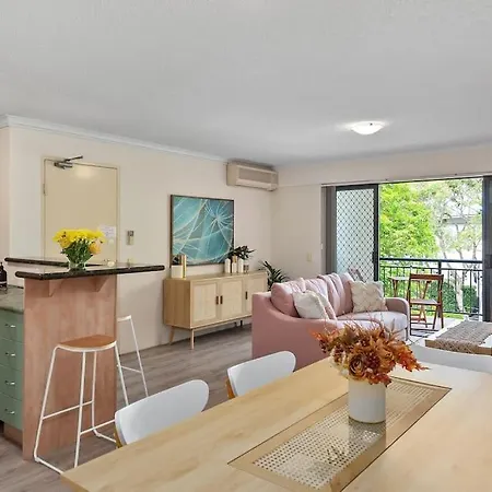 Apartment Boho Beauty ~ 2 Bed/2 Bath/1 Car ~ New Farm *