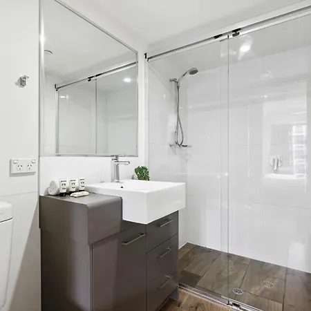Bright Inner-city 1-bed With Spacious Balcony Apartment *