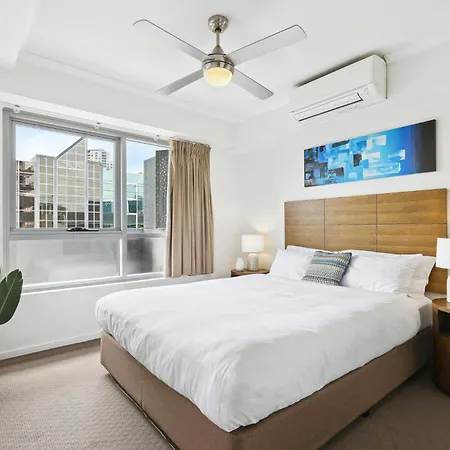 Bright Inner-city 1-bed With Spacious Balcony *