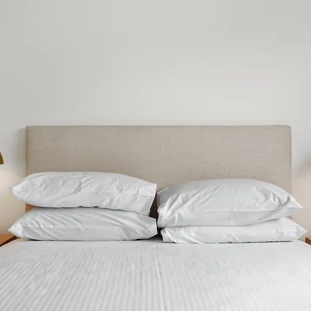 Spacious 2-bed Near Centre