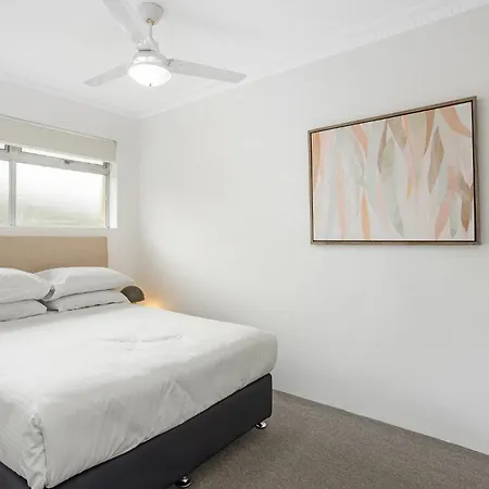 Spacious 2-bed Near Centre Apartment *